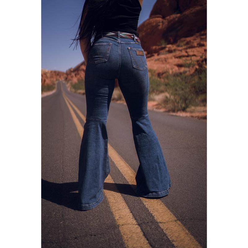 Final Sale ✨Wrangler Retro Laramie Bell Bottom