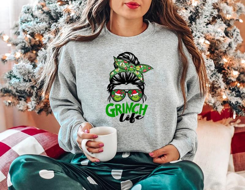 Merry Christmas Sweatshirt, Christmas Vibes Sweatshirt Women Grinch Shirt, Mom Christmas Gift, Funny Christmas crewneck sweater