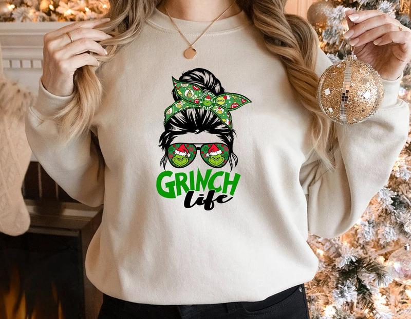 Merry Christmas Sweatshirt, Christmas Vibes Sweatshirt Women Grinch Shirt, Mom Christmas Gift, Funny Christmas crewneck sweater